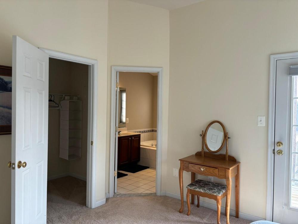 Sunny townhouse 3 bedroom, walk to shops